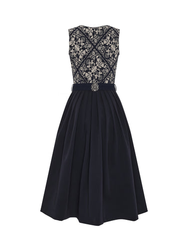 Rückseite Dirndl mit Jacquard-Oberteil