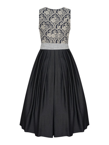 Dirndl mit Jacquardoberteil und Streifenschürze