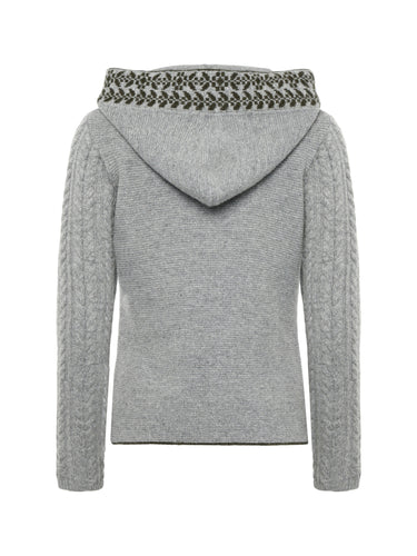 Rückseite Strickjacke mit Kapuze und Zopfmuster am Arm