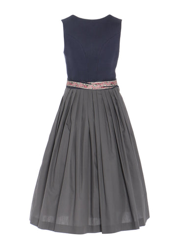 Rückseite Dirndl mit Leinen-Oberteil und Streifenschürze