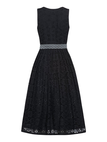 Besticktes Lochstickerei-Dirndl mit Jacquardschürz
