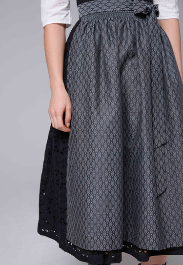 Besticktes Lochstickerei-Dirndl mit Jacquardschürz