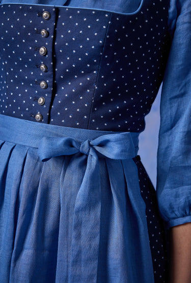 Klassisches Blümchen-Dirndl mit Leinenschürze