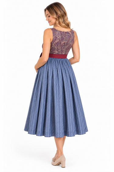 Umstandsdirndl aus Paisleydruck mit Bindeband