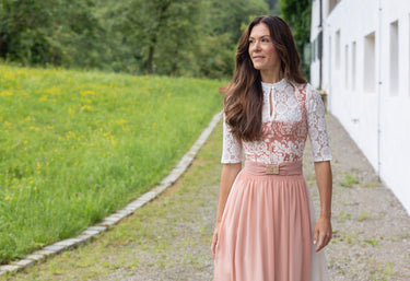 Jacquard-Dirndl mit Organzaschürze